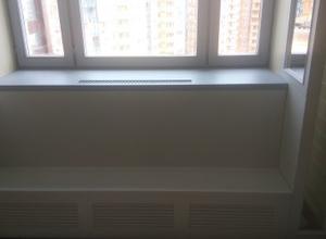 Пример работы: подоконник мдф покрытый эмалью двухуровневый около балконного окна